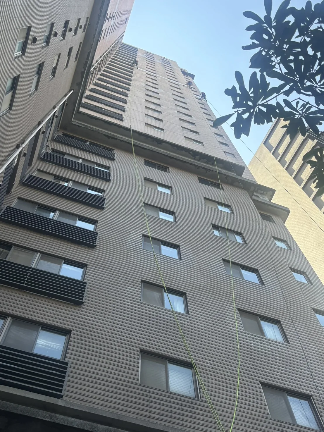 磐盾高樓外牆繩索施工實拍，三位技師在高樓立面進行作業